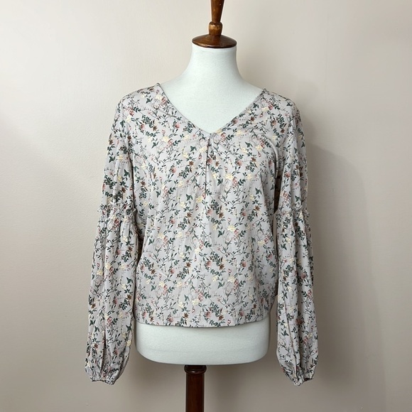 Tied back romantic blouse - Picture 3 of 8